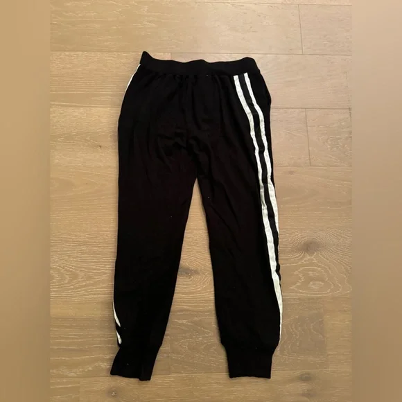 Monrow Small Black With White Stripped Detail Joggers. 🖤💓